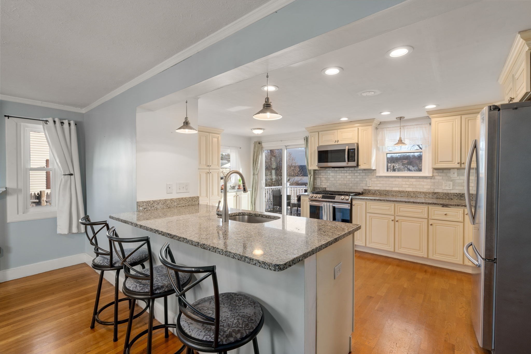 220 Lynn St, Peabody, MA 01960