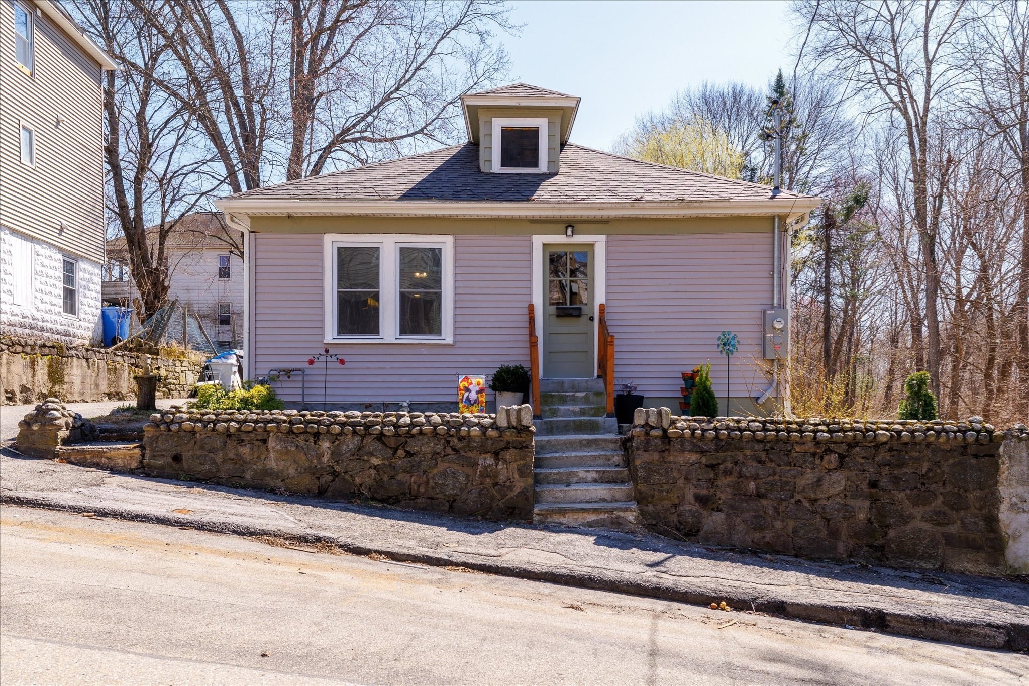20 Hill St, Webster, MA 01570