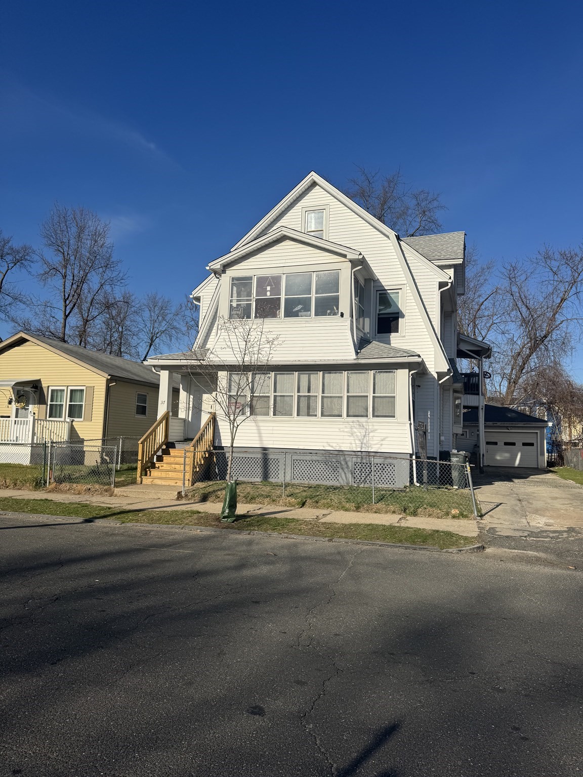 37 Dawes St, Springfield, MA 01109