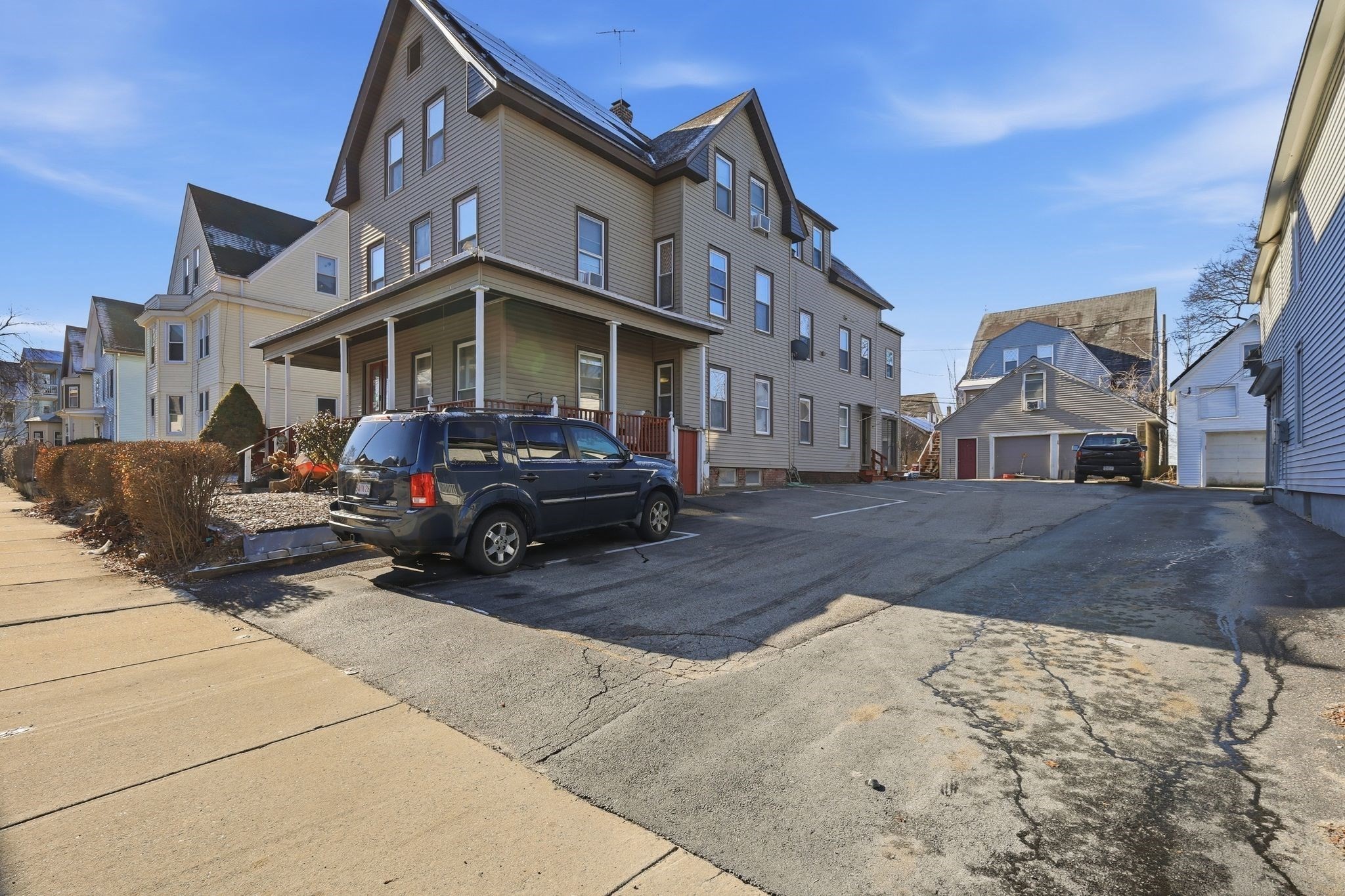 8 Lowell St, Worcester, MA 01603