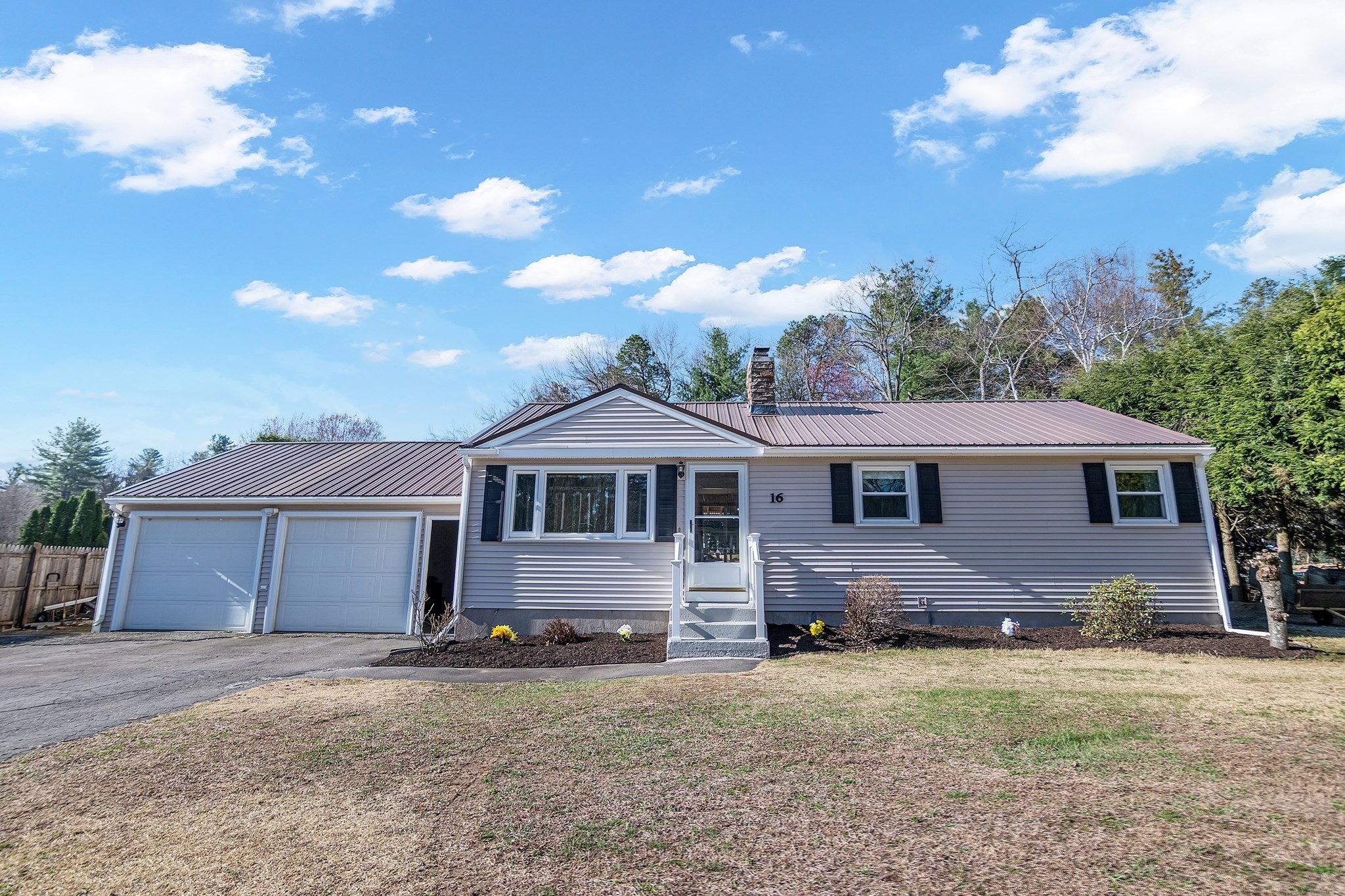 16 Shaggbark Drive, Southwick, MA 01077
