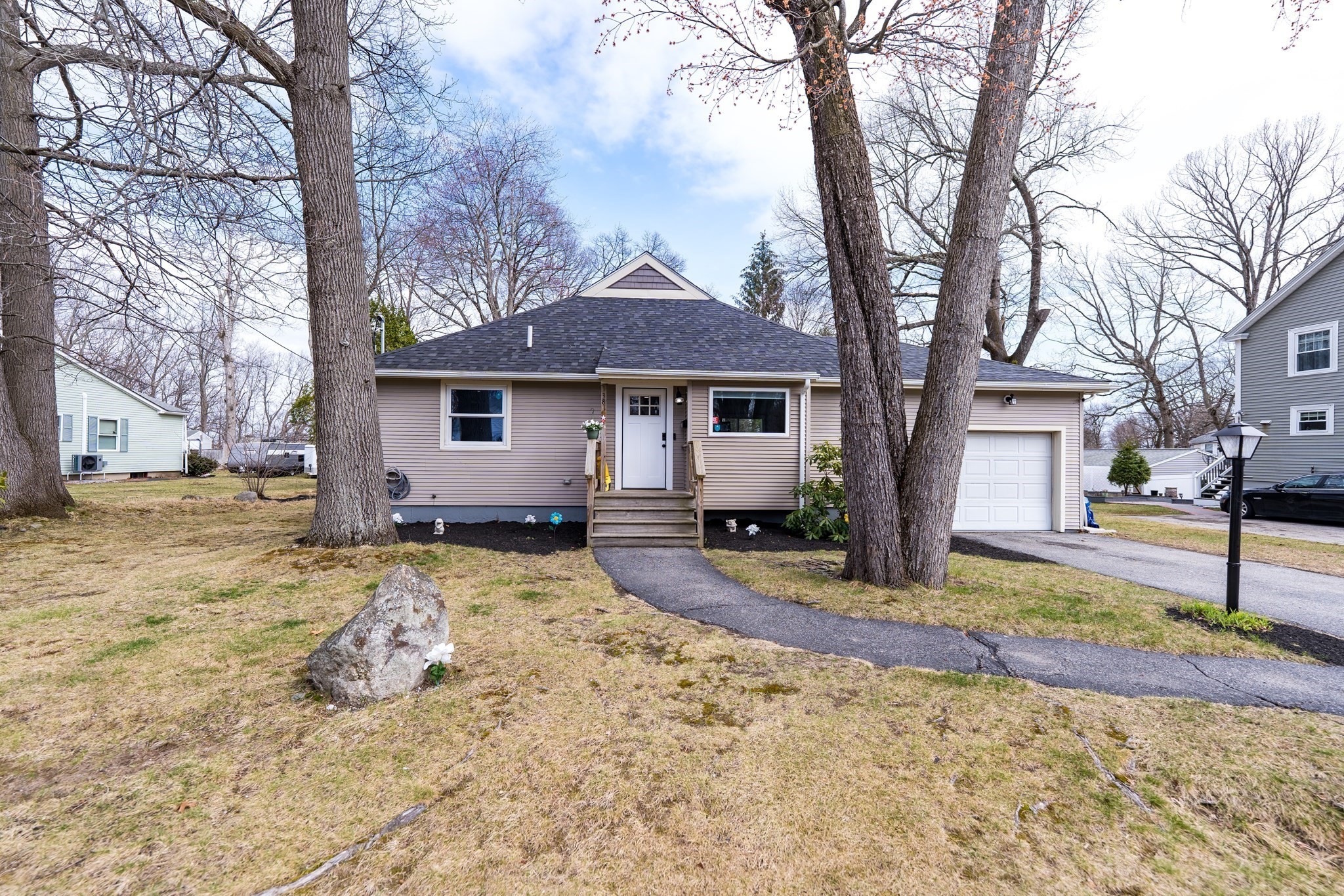 38 Hapgood Rd, Worcester, MA 01605