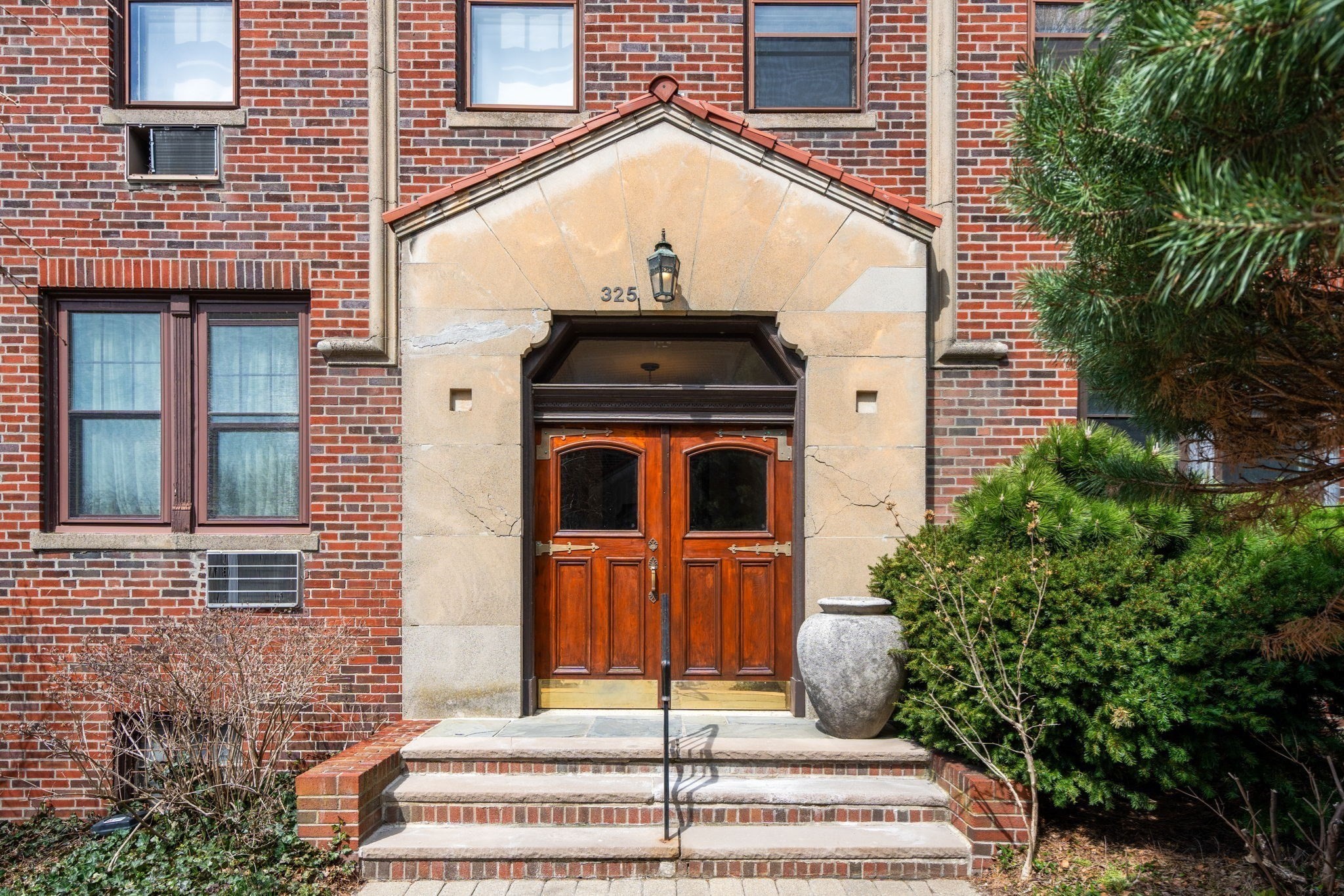 325 Tappan St Unit 6, Brookline, MA 02445
