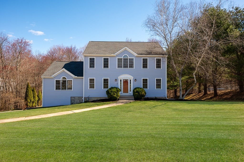 7 Farmington Dr, Shrewsbury, MA 01545