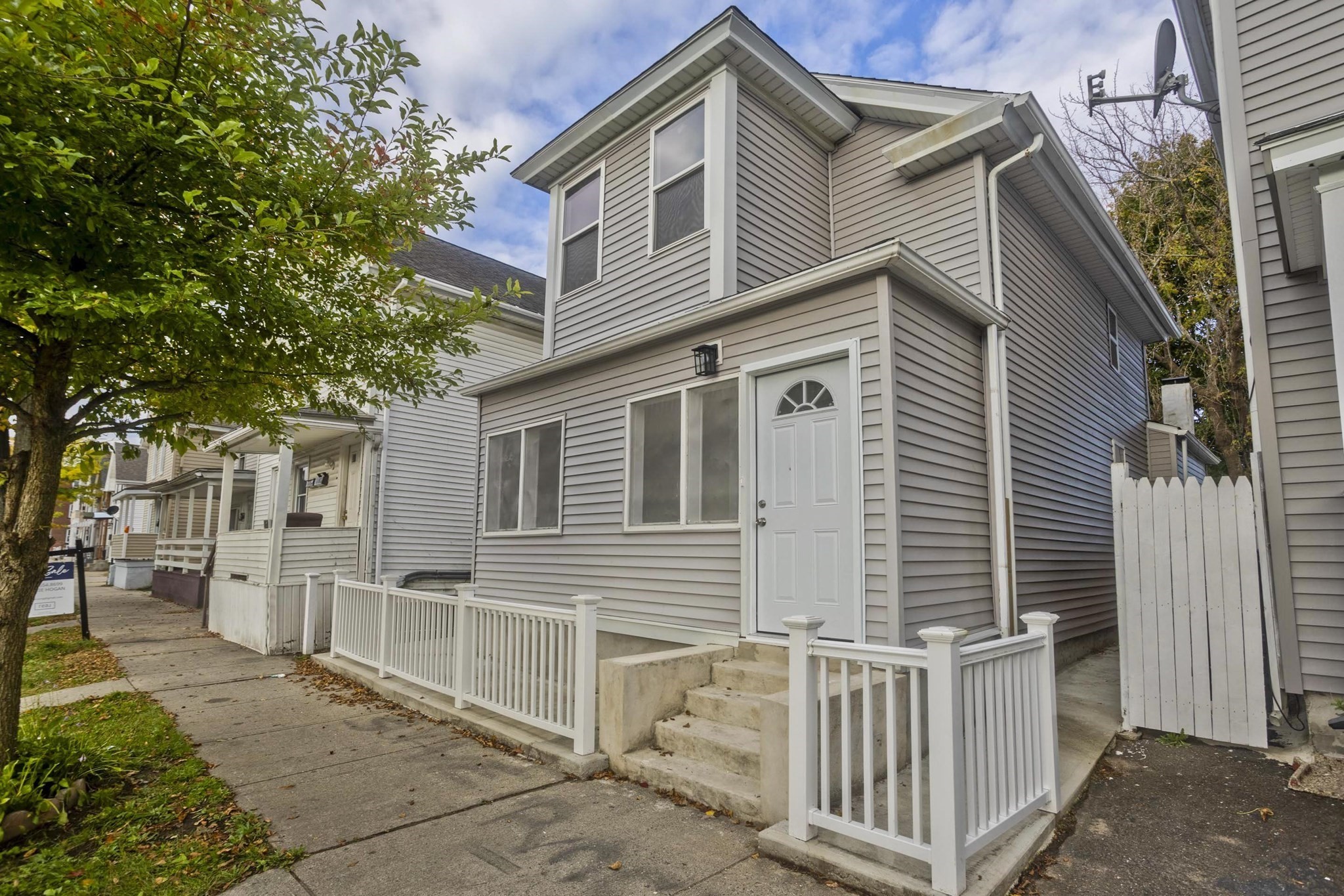 61 Pine St, Holyoke, MA 01040