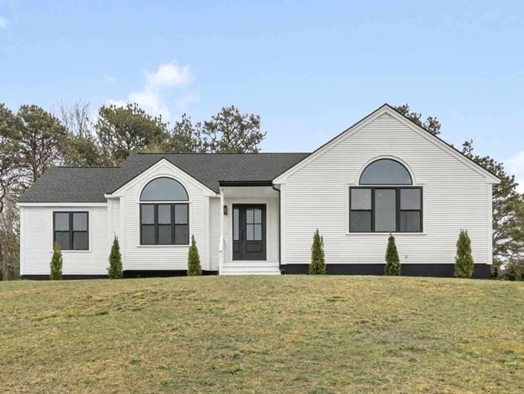 2 Daniel Cir, Plymouth, MA 02360