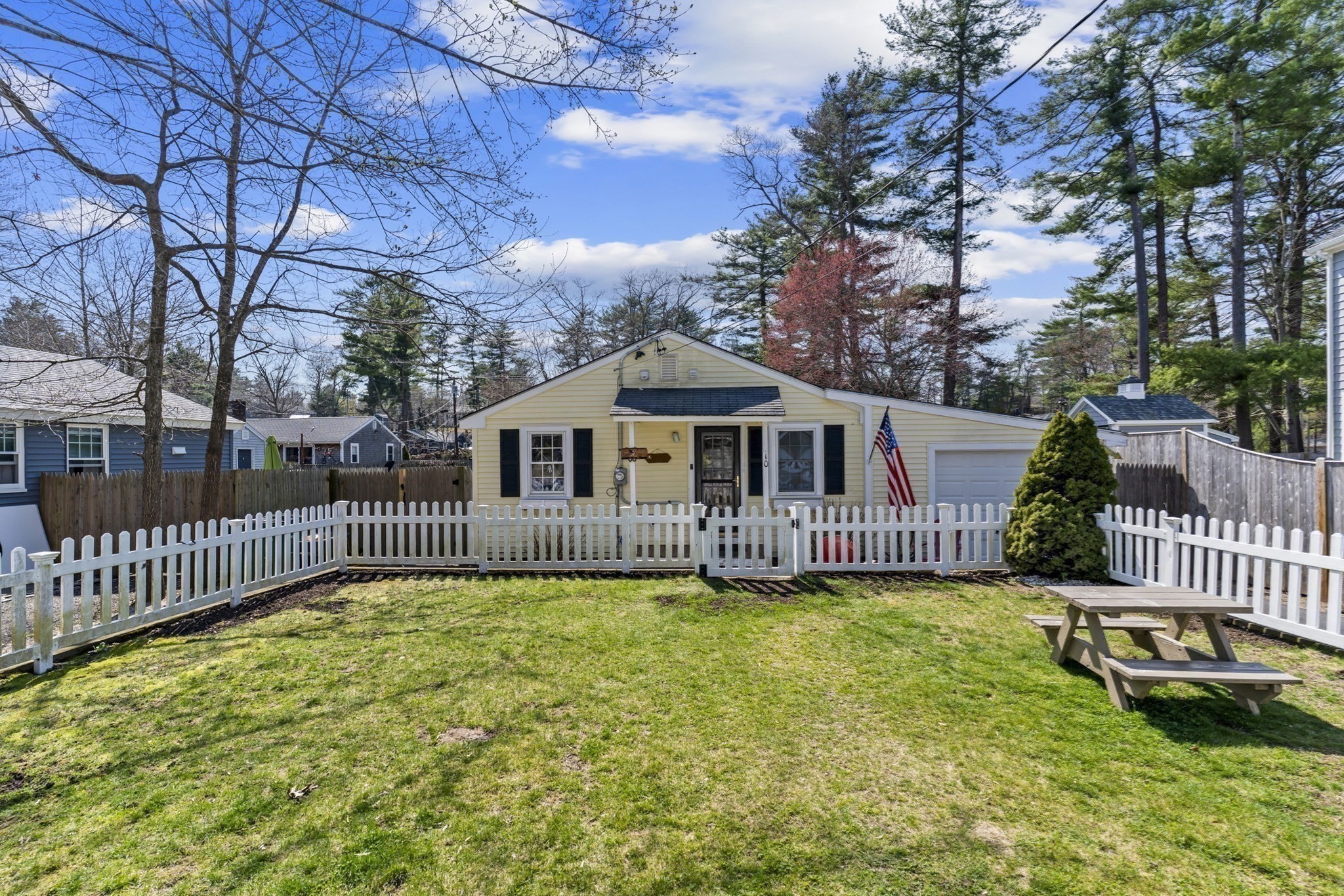 10 Beach Rd, Pembroke, MA 02359