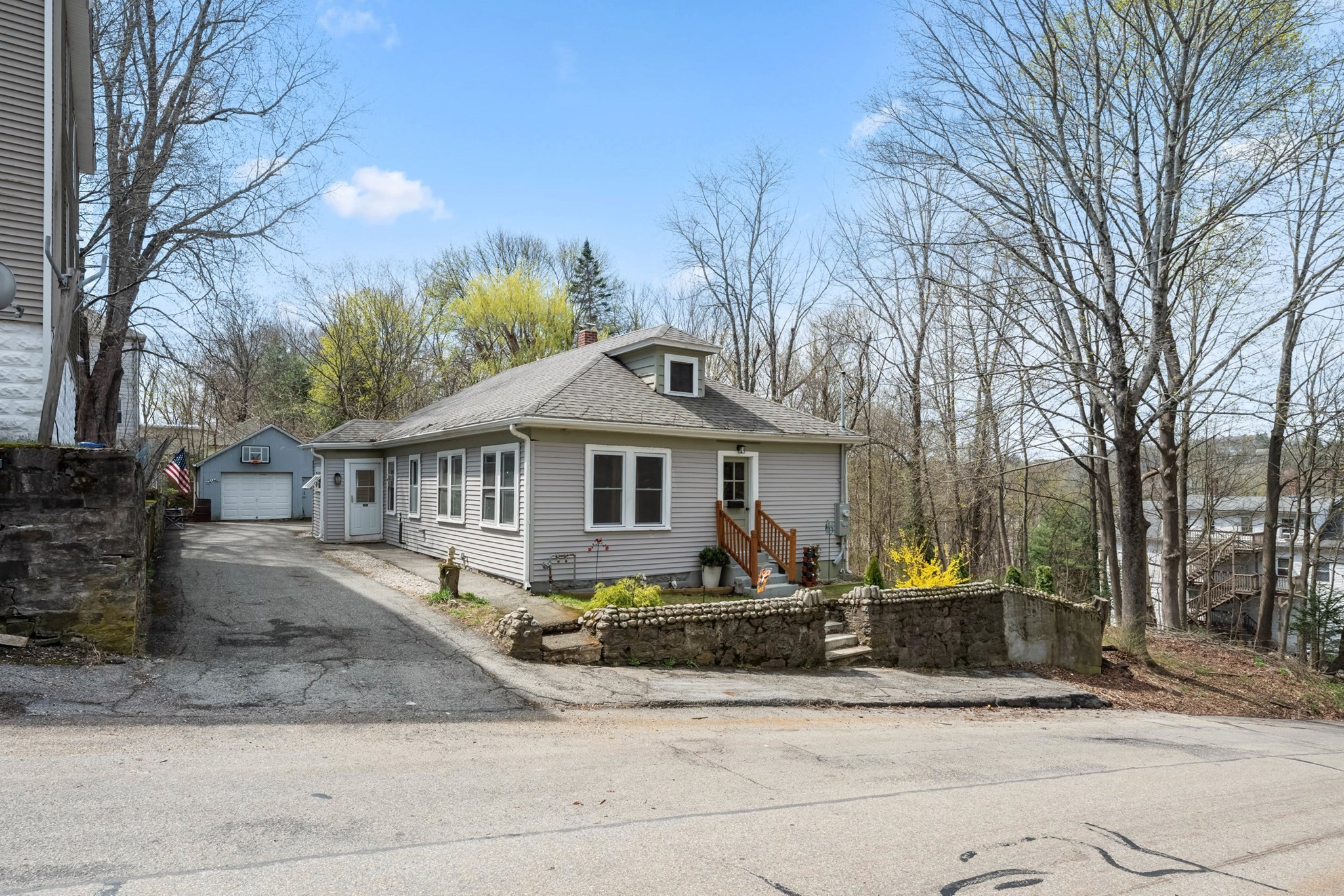 20 Hill St, Webster, MA 01570