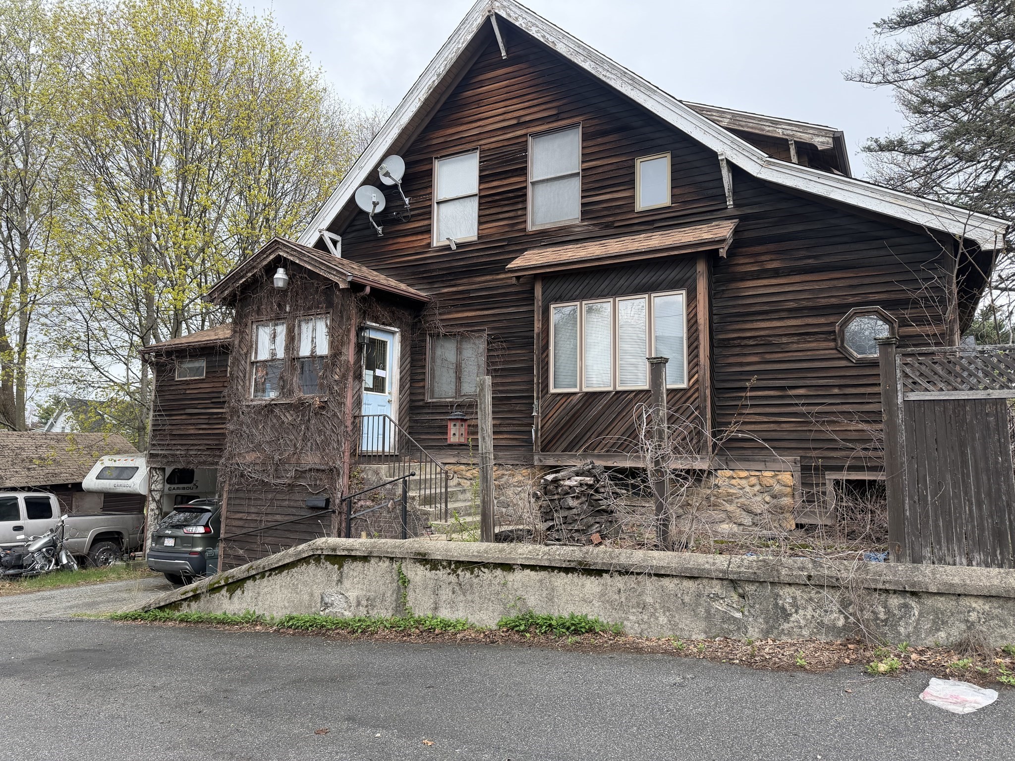 621 Sunderland Rd, Worcester, MA 01604