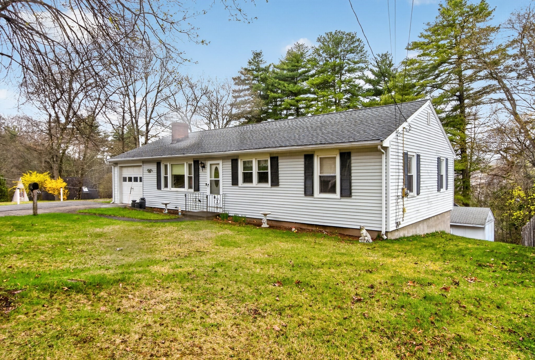 11 Cromie St, Clinton, MA 01510