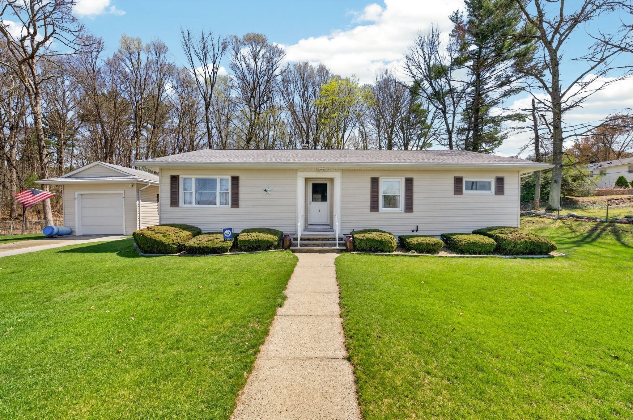 4 Edward St, Webster, MA 01570