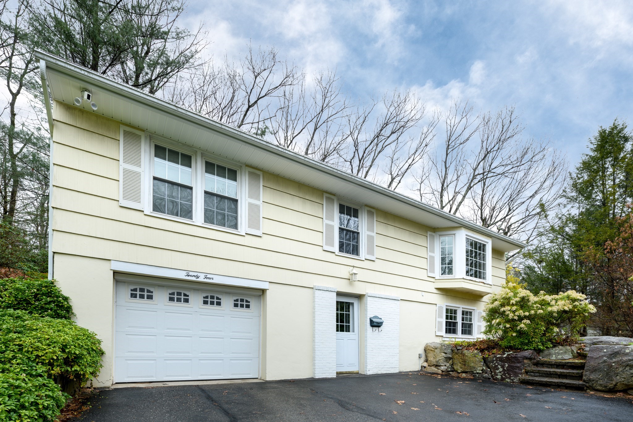 24 Centerwood Dr, Holden, MA 01520