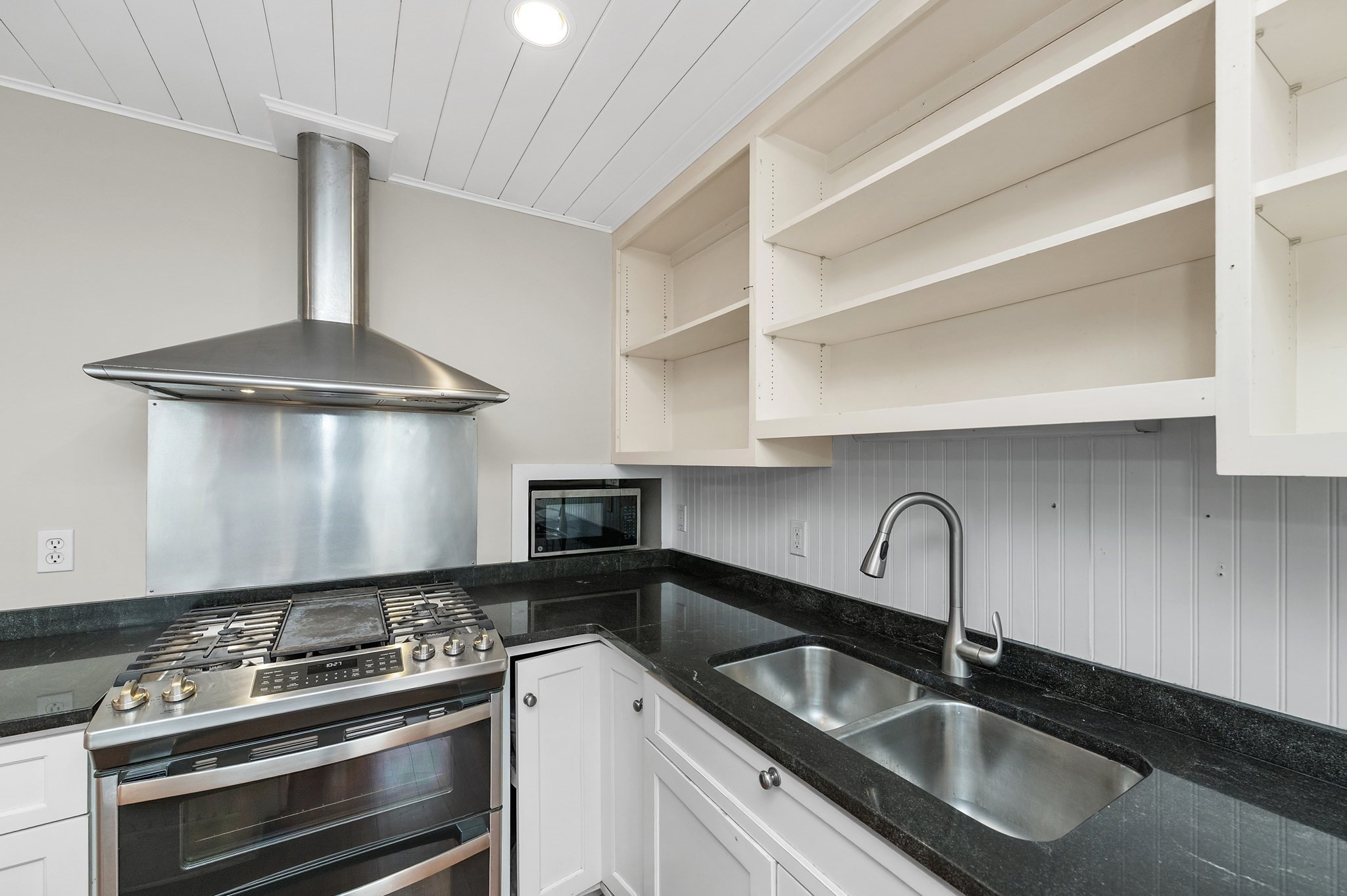 18 Bennett St Unit 2, Manchester, MA 01944
