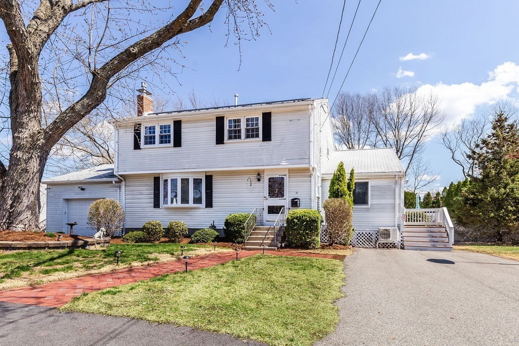 71 Pond Ln, Randolph, MA 02368