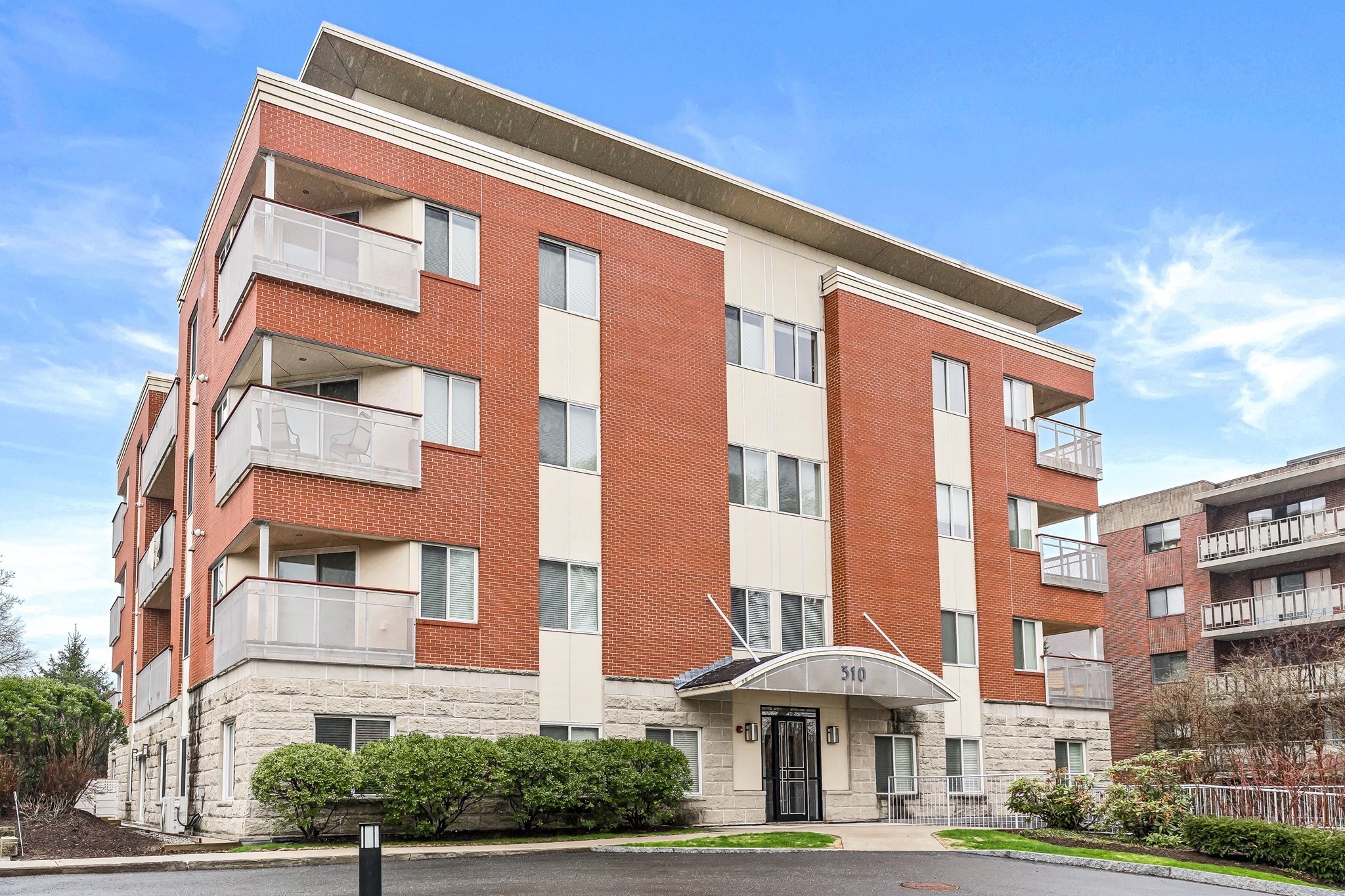 310 Hammond Pond Pkwy Unit 301, Brookline, MA 02467
