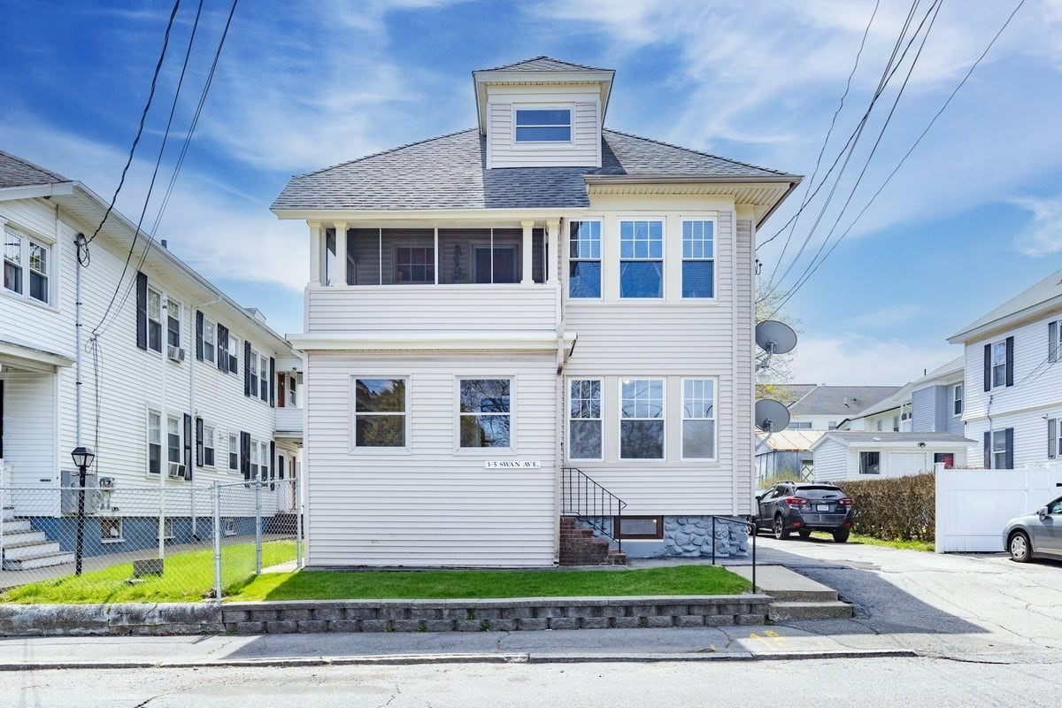 3 Swan Ave, Methuen, MA 01844