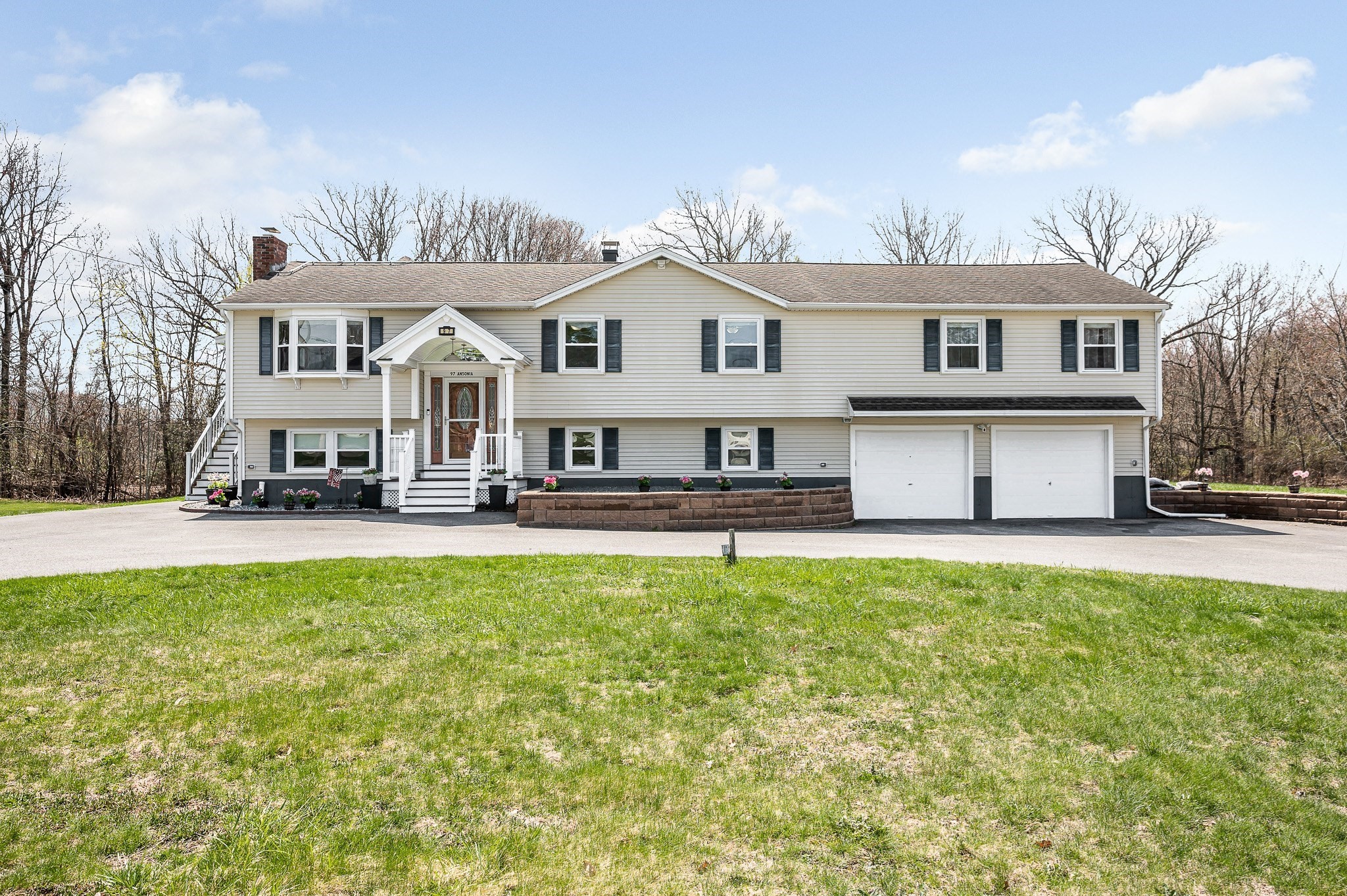 97 Ansonia Ave, Dracut, MA 01826