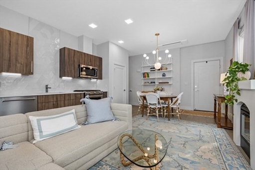 24 Rush St, Apt C