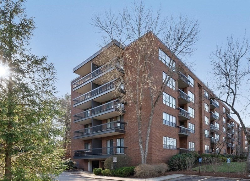 210 Nahanton St Unit 522, Newton, MA 02459
