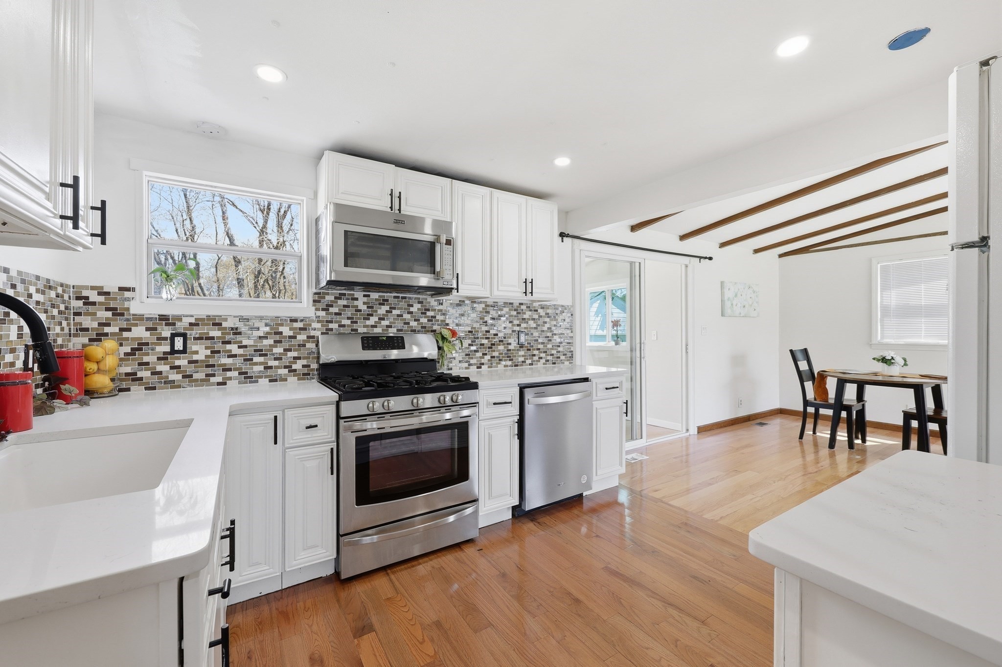 69 Maplehurst Ave, East Longmeadow, MA 01028