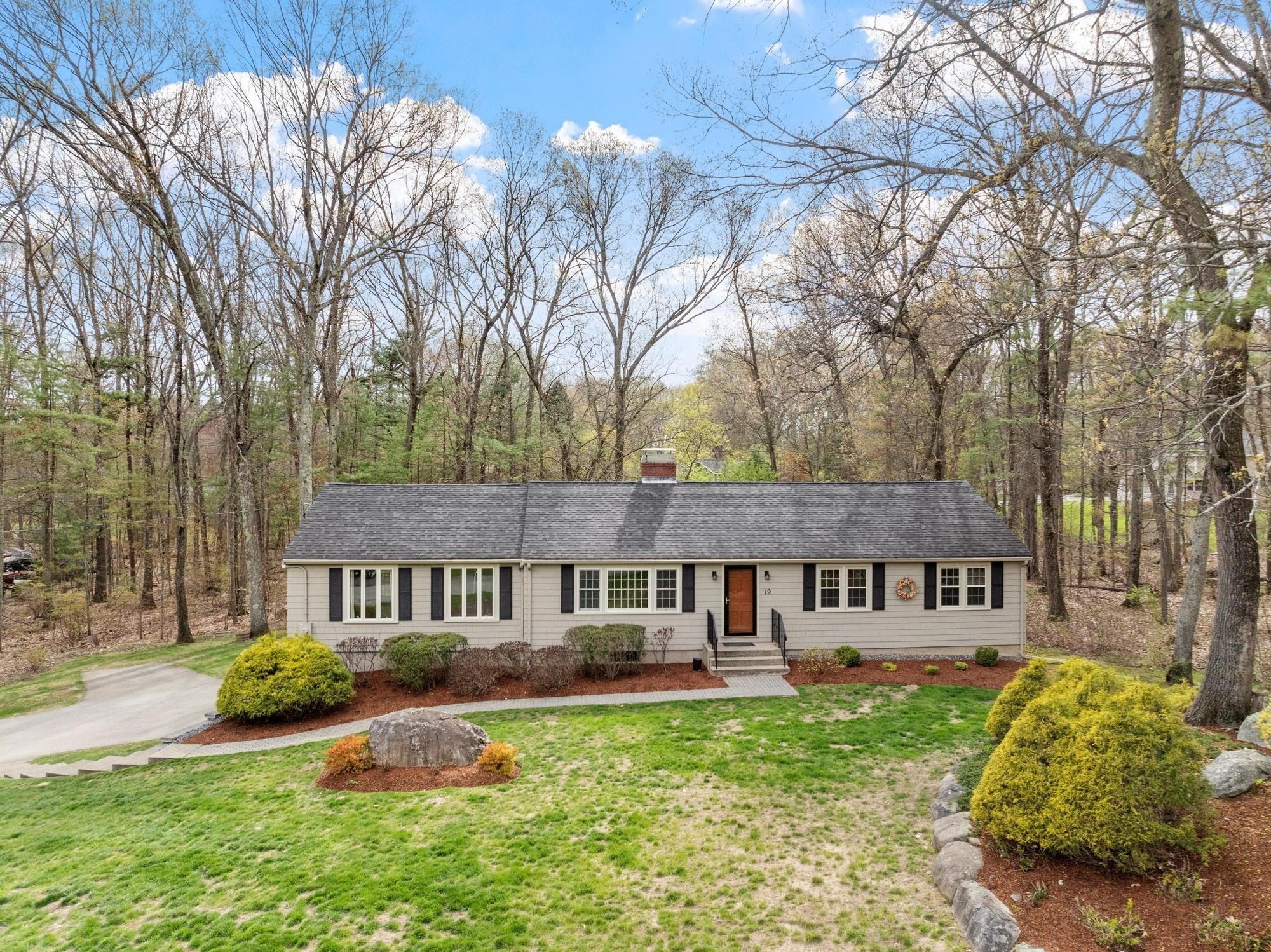 19 Hitchin Post Rd, Chelmsford, MA 01824
