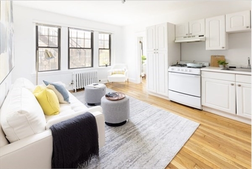 66 Queensberry St, Apt 320
