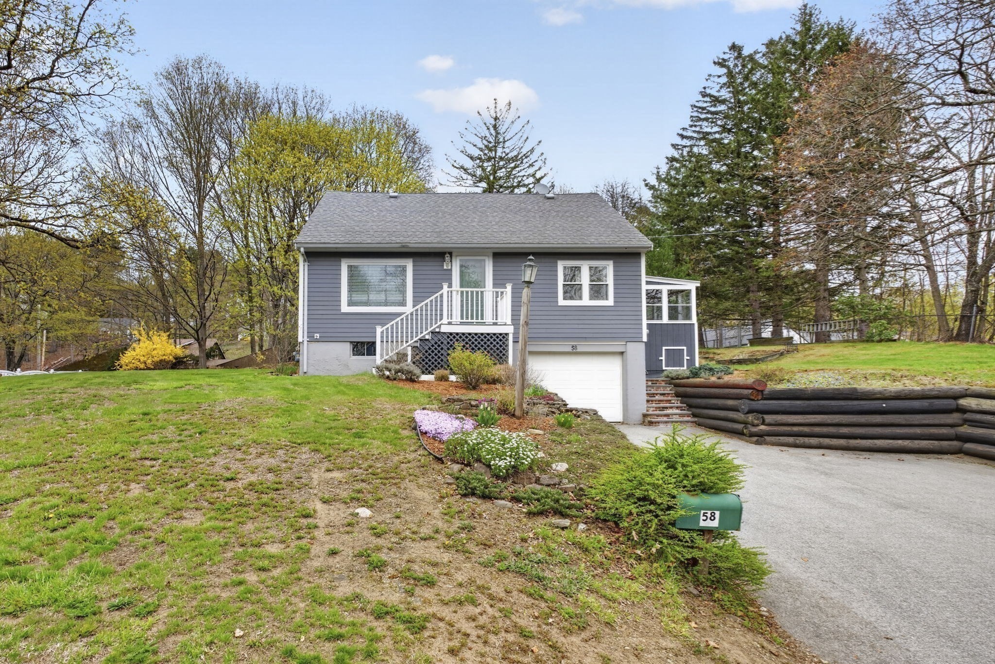 58 School St, Groveland, MA 01834