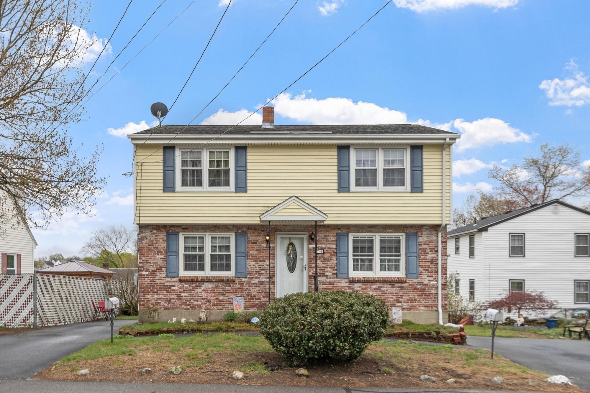 74 Harlem St, Lowell, MA 01854