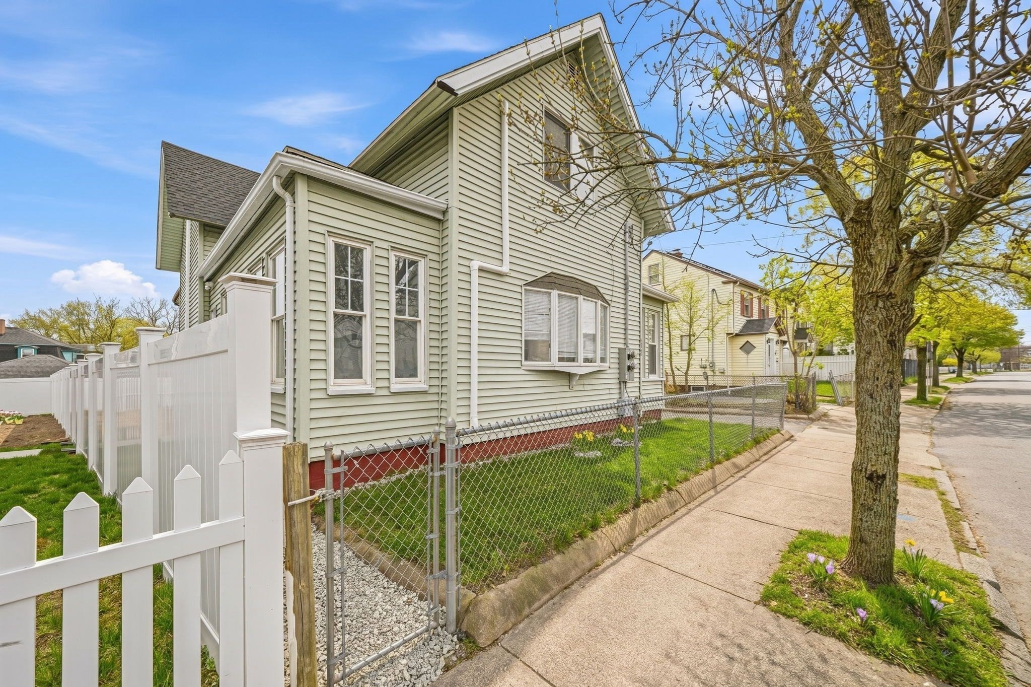 12 Howard St, Lynn, MA 01902