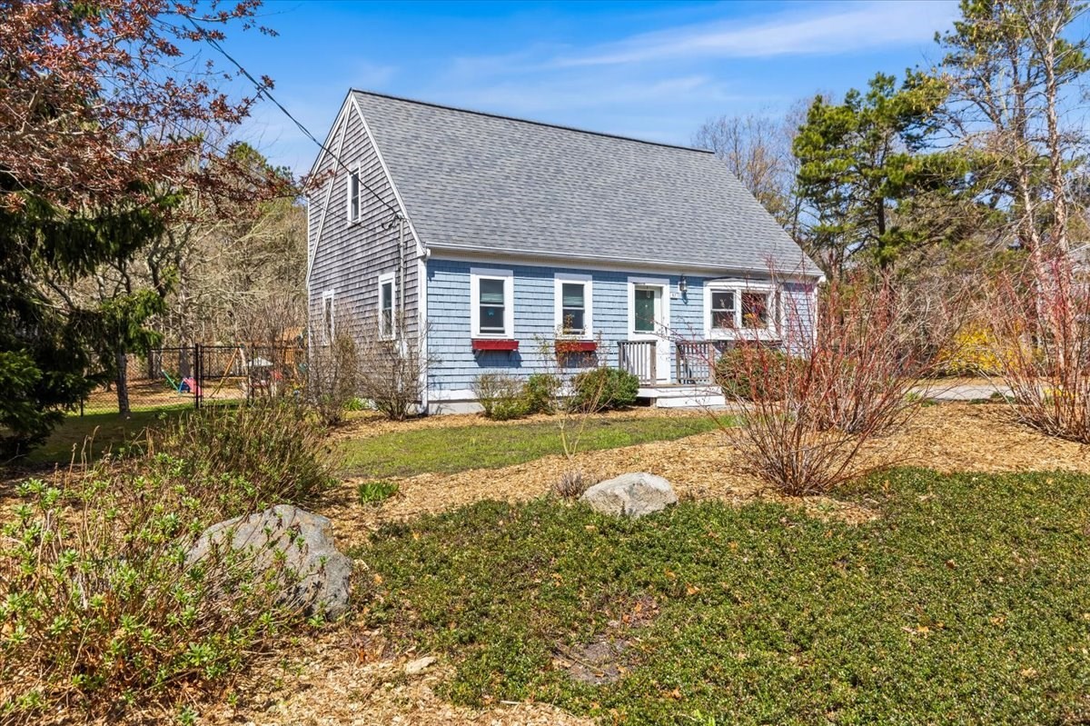 57 Debbies Ln, Barnstable, MA 02648