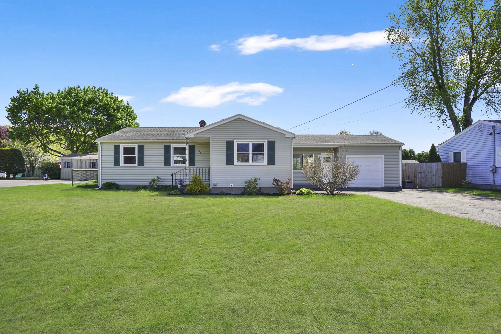 35 Sherwood St, Chicopee, MA 01013