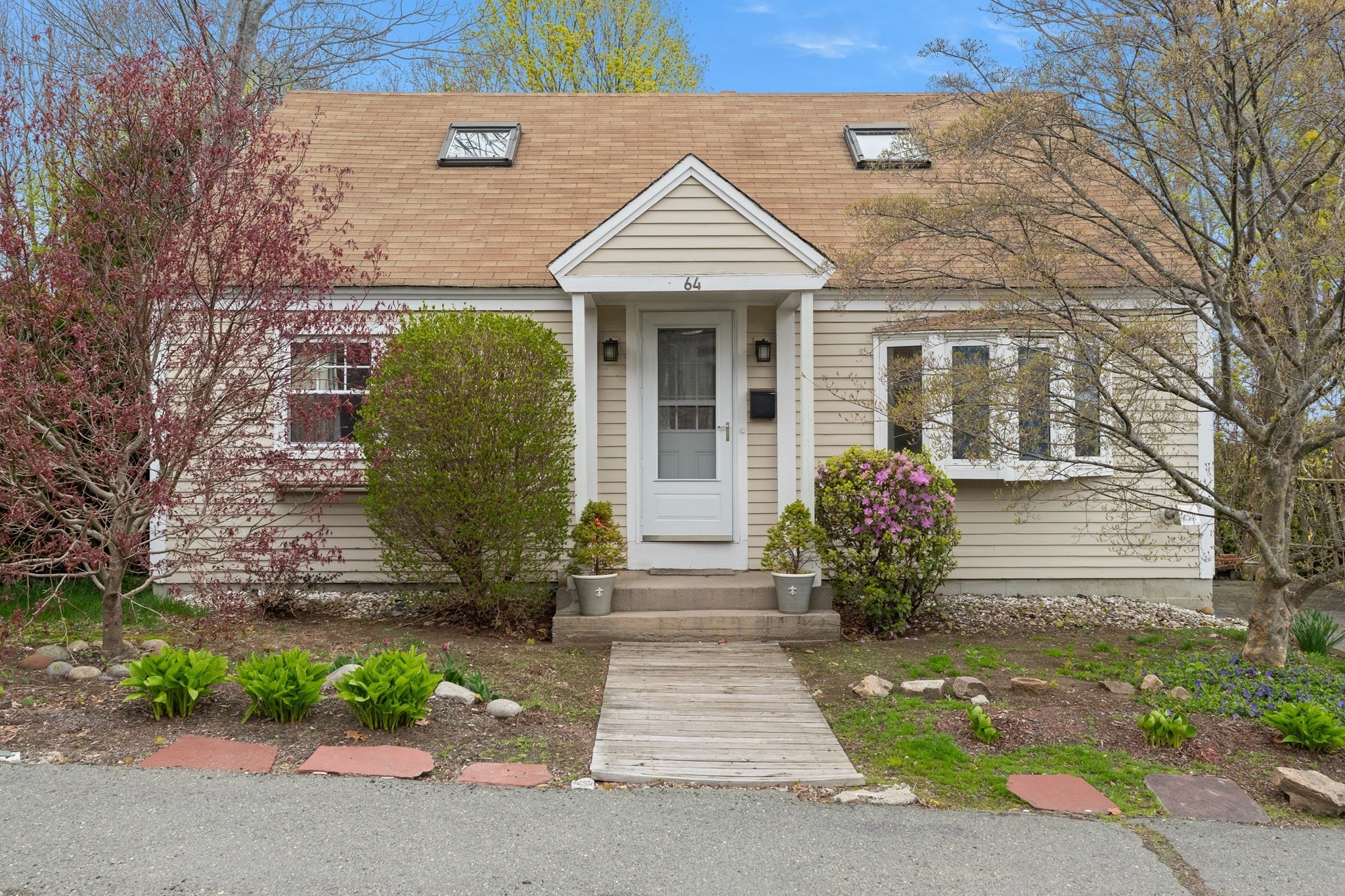 64 High St, Rockport, MA 01966