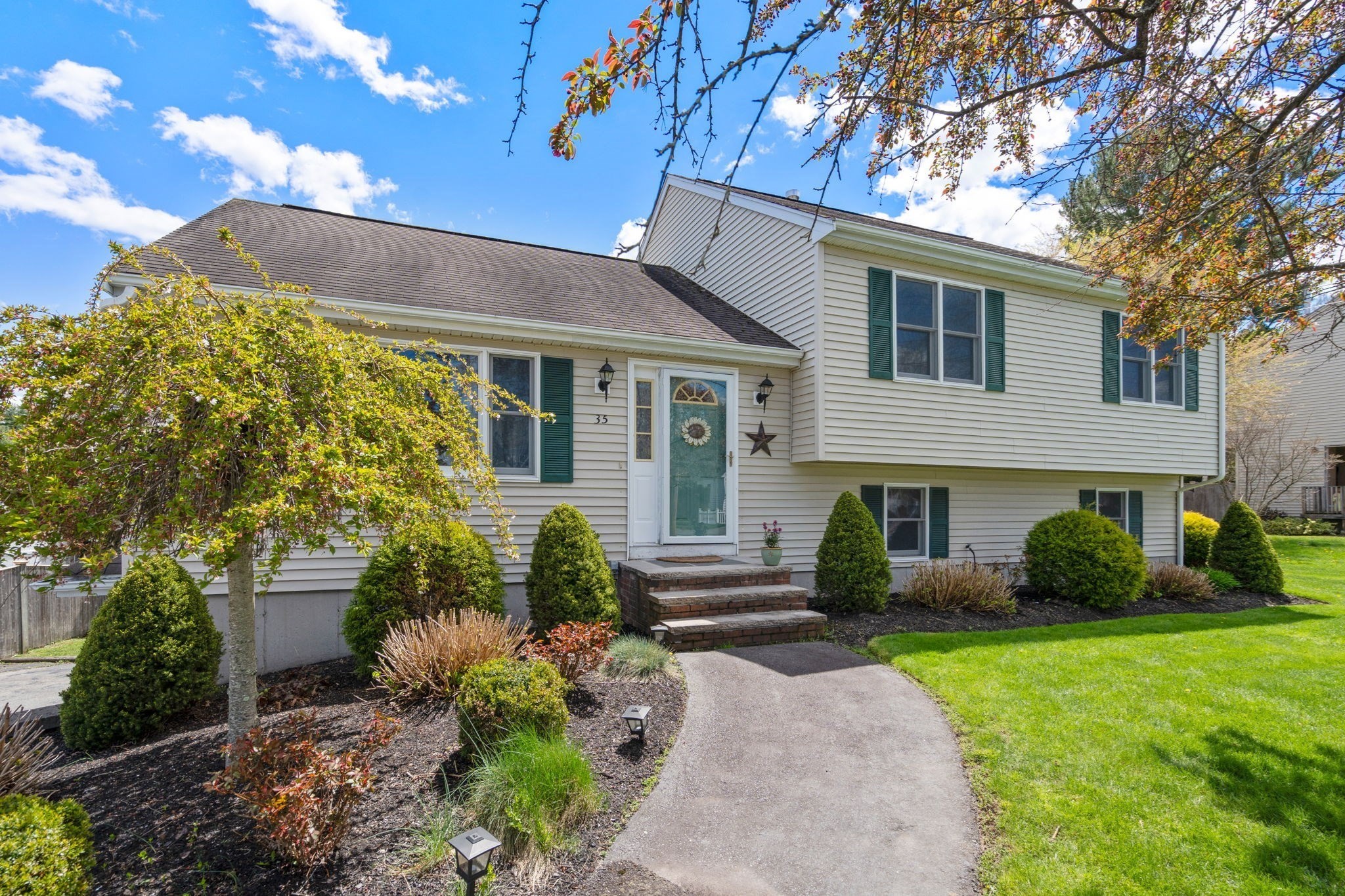 35 Sir Joseph Ct, Taunton, MA 02780