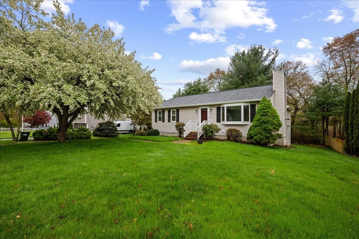 11 Riverside Dr, Webster, MA 01570