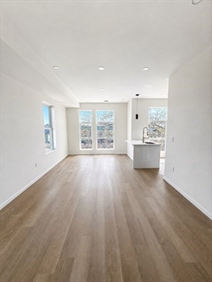 546 Saratoga St, Apt 3r