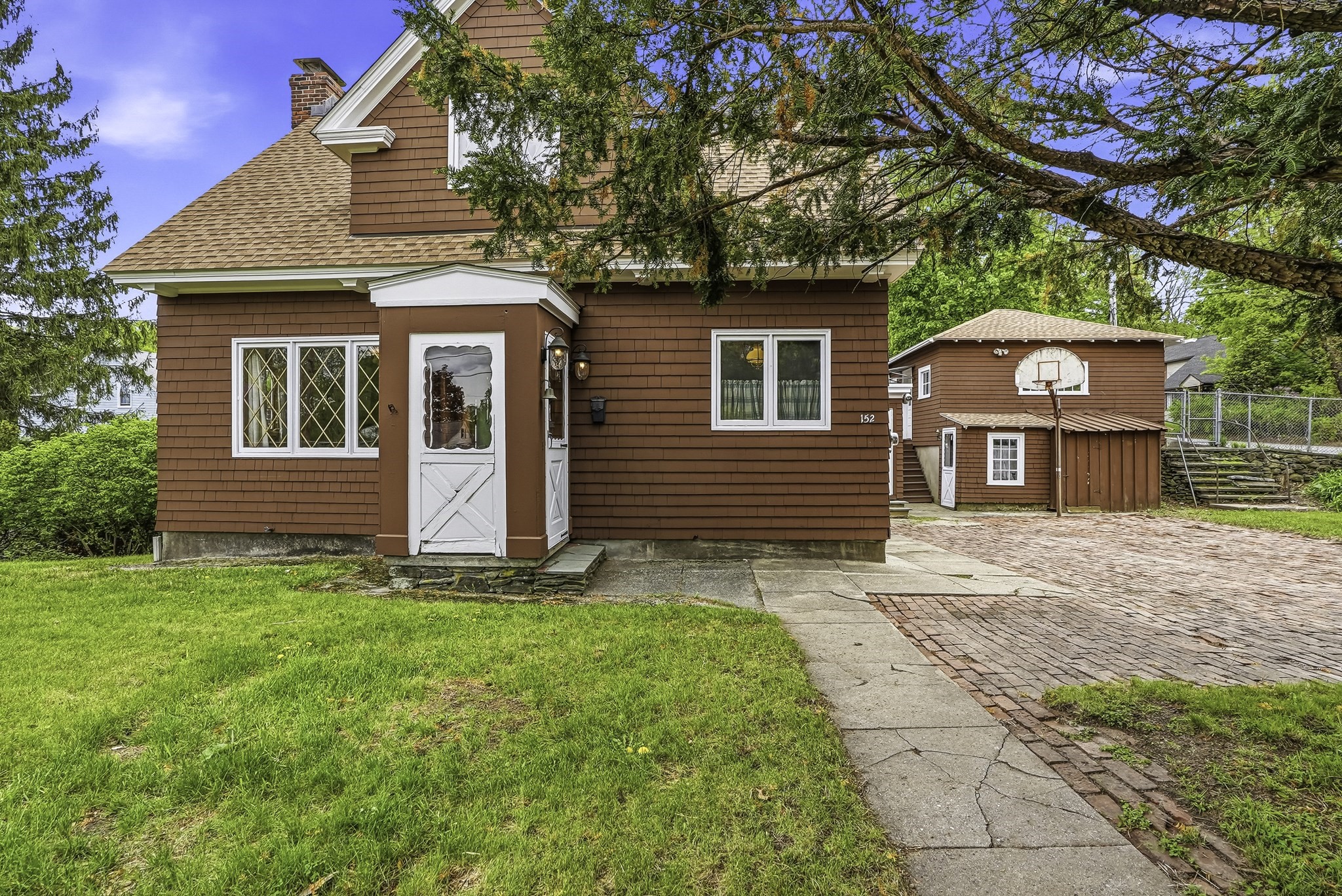 152 Manchester St, Leominster, MA 01453