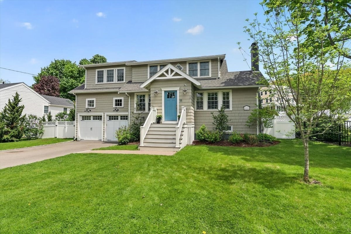 11 Planters Field Ln, Hingham, MA 02043