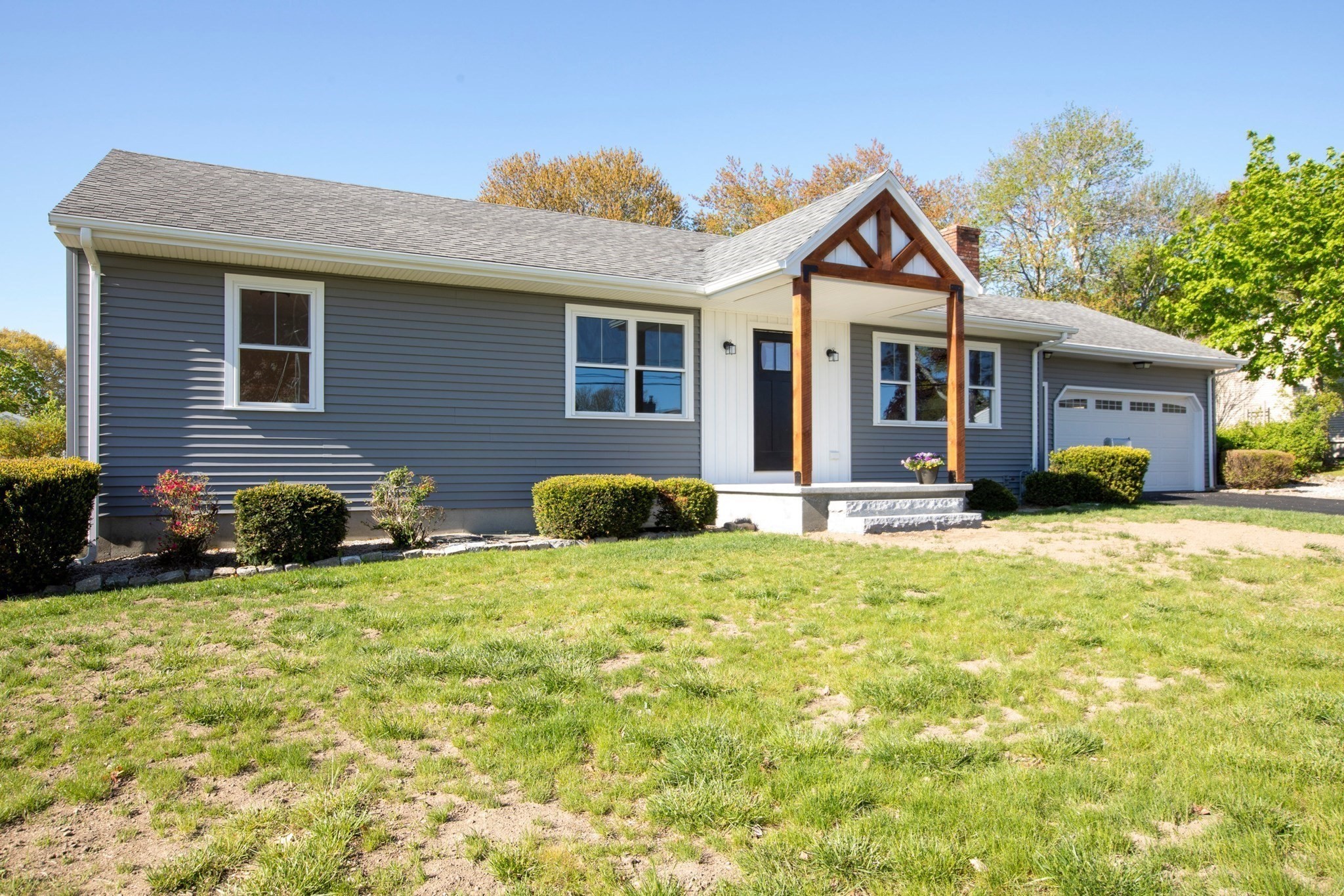 205 Eastview Ave, Somerset, MA 02726