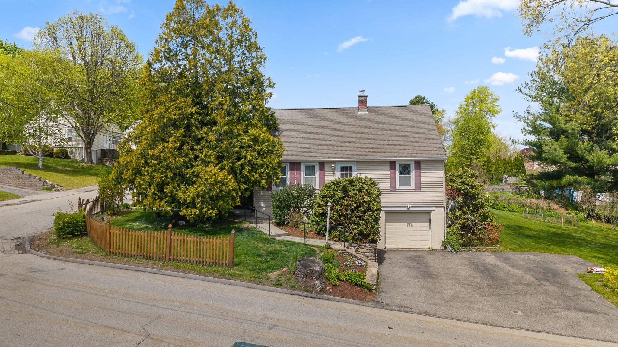 38 Upland St, Auburn, MA 01501