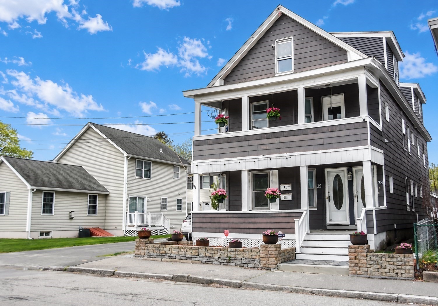 33 Woodward Ave, Lowell, MA 01854