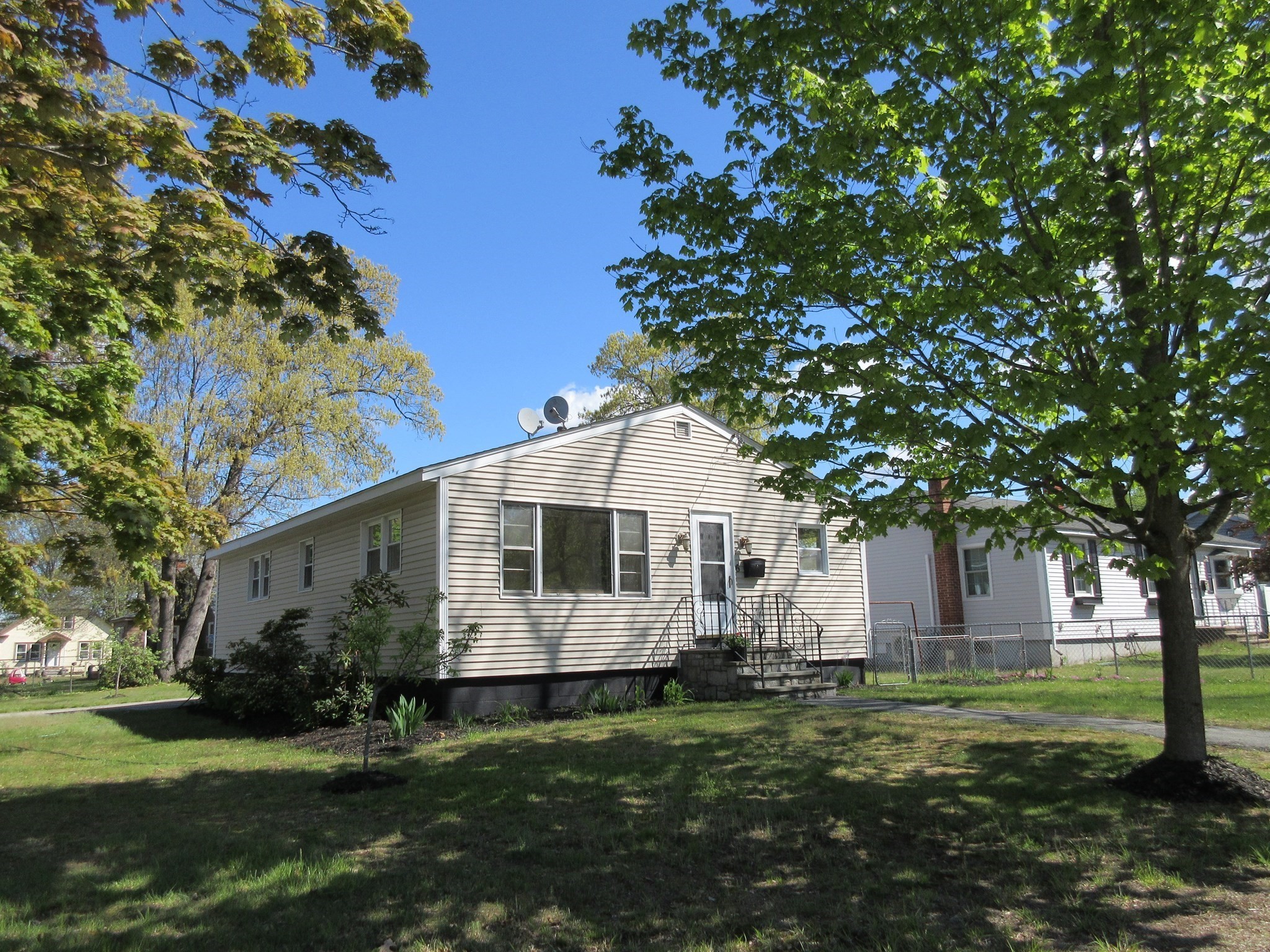 6 Bristol St, Lowell, MA 01852