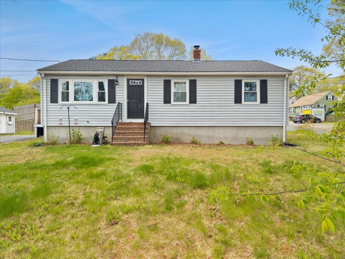 17 E Boundary Rd, Pembroke, MA 02359