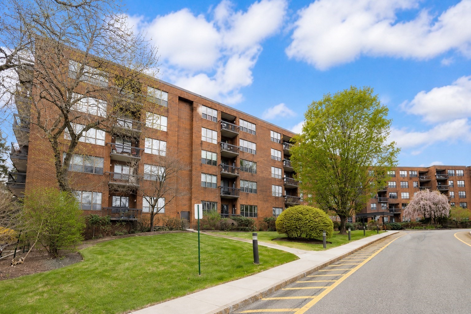 210 Nahanton St Unit 102, Newton, MA 02459
