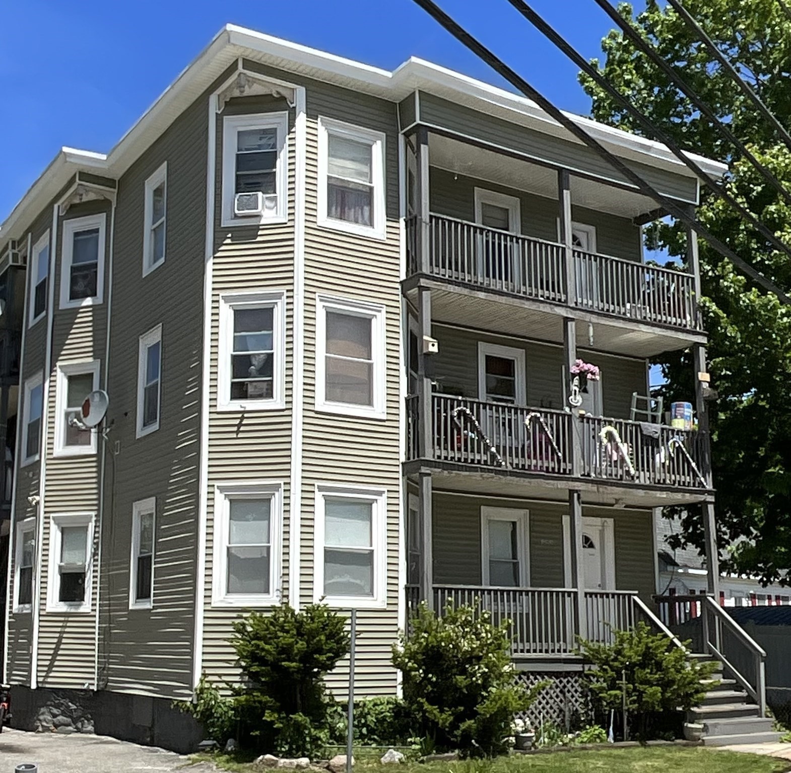 121 Charlton St, Southbridge, MA 01550