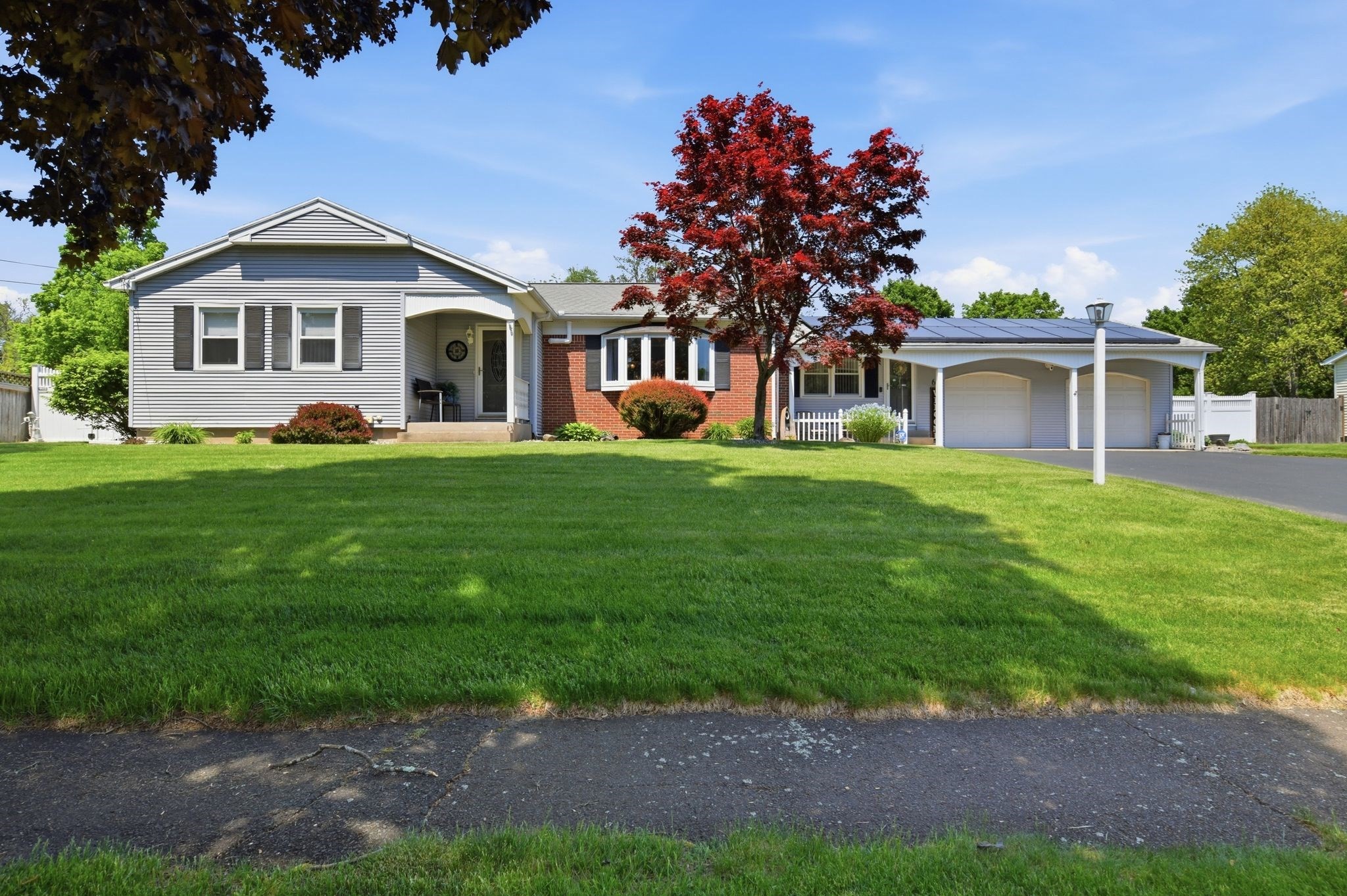 69 Parkview Dr, Agawam, MA 01030