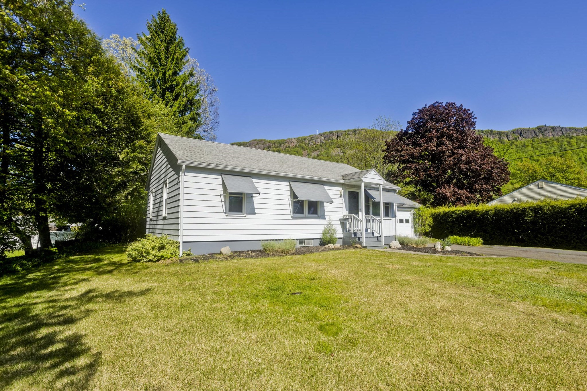 123 Holyoke St, Easthampton, MA 01027