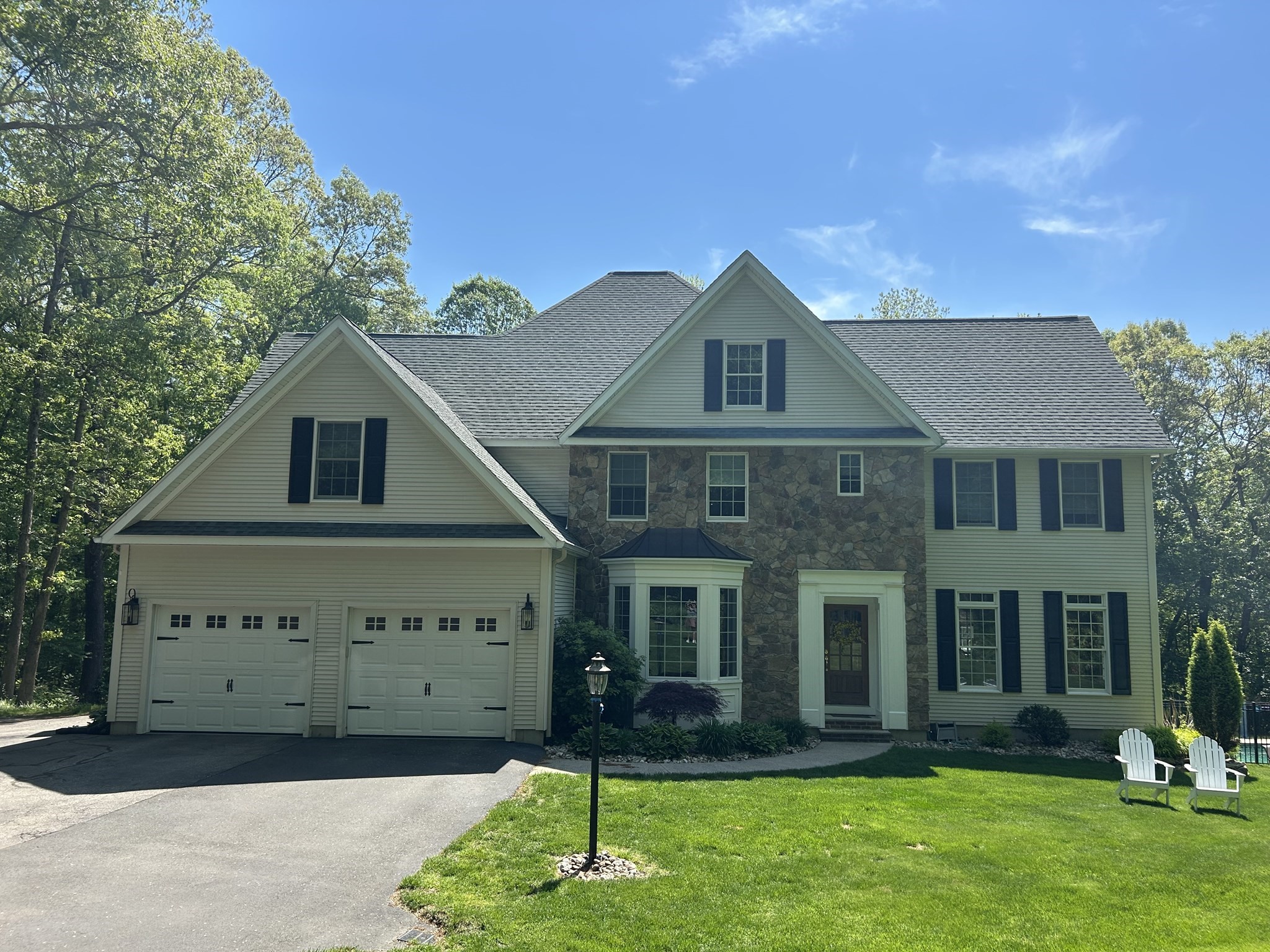 8 Iroquois Ln, Wilbraham, MA 01095