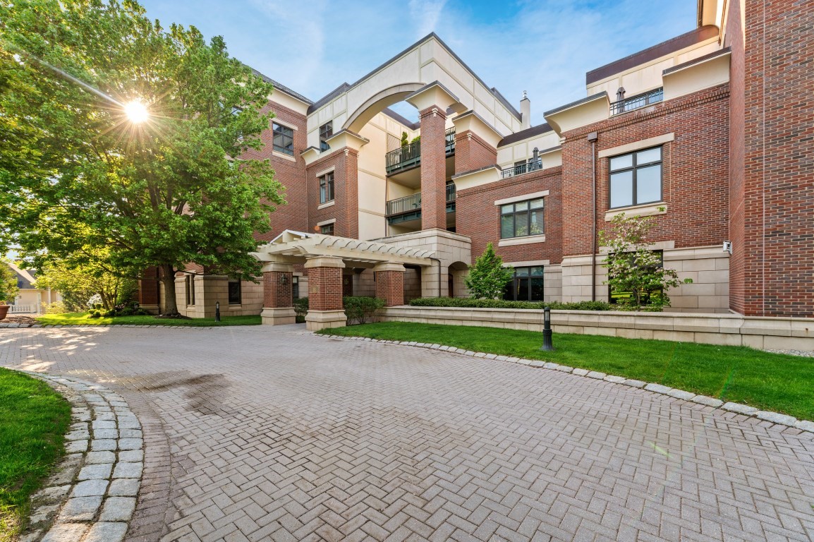 120 Seaver St Unit B204, Brookline, MA 02445
