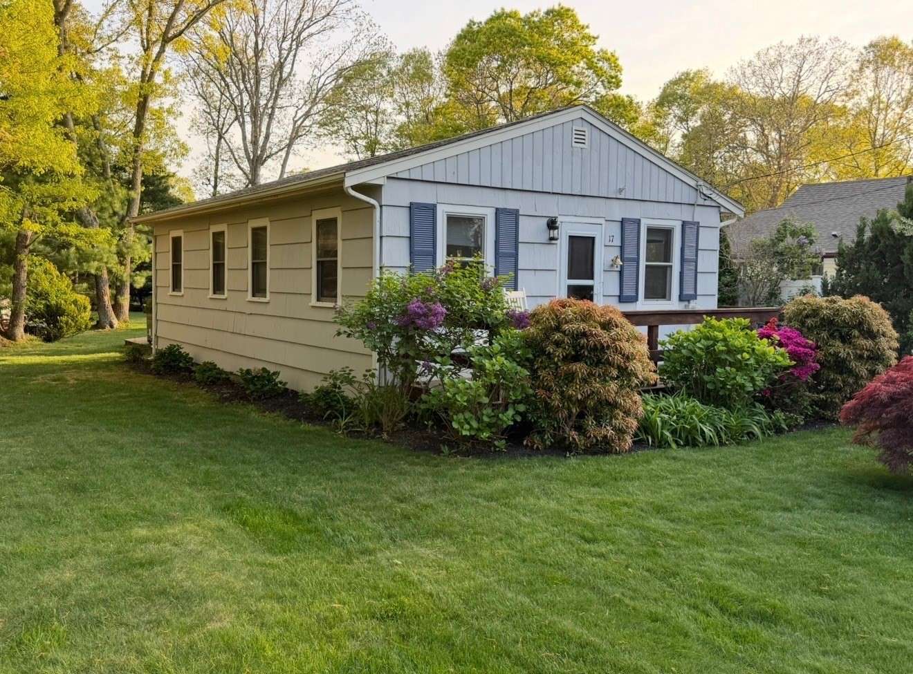 17 Suncrest Dr, Falmouth, MA 02536