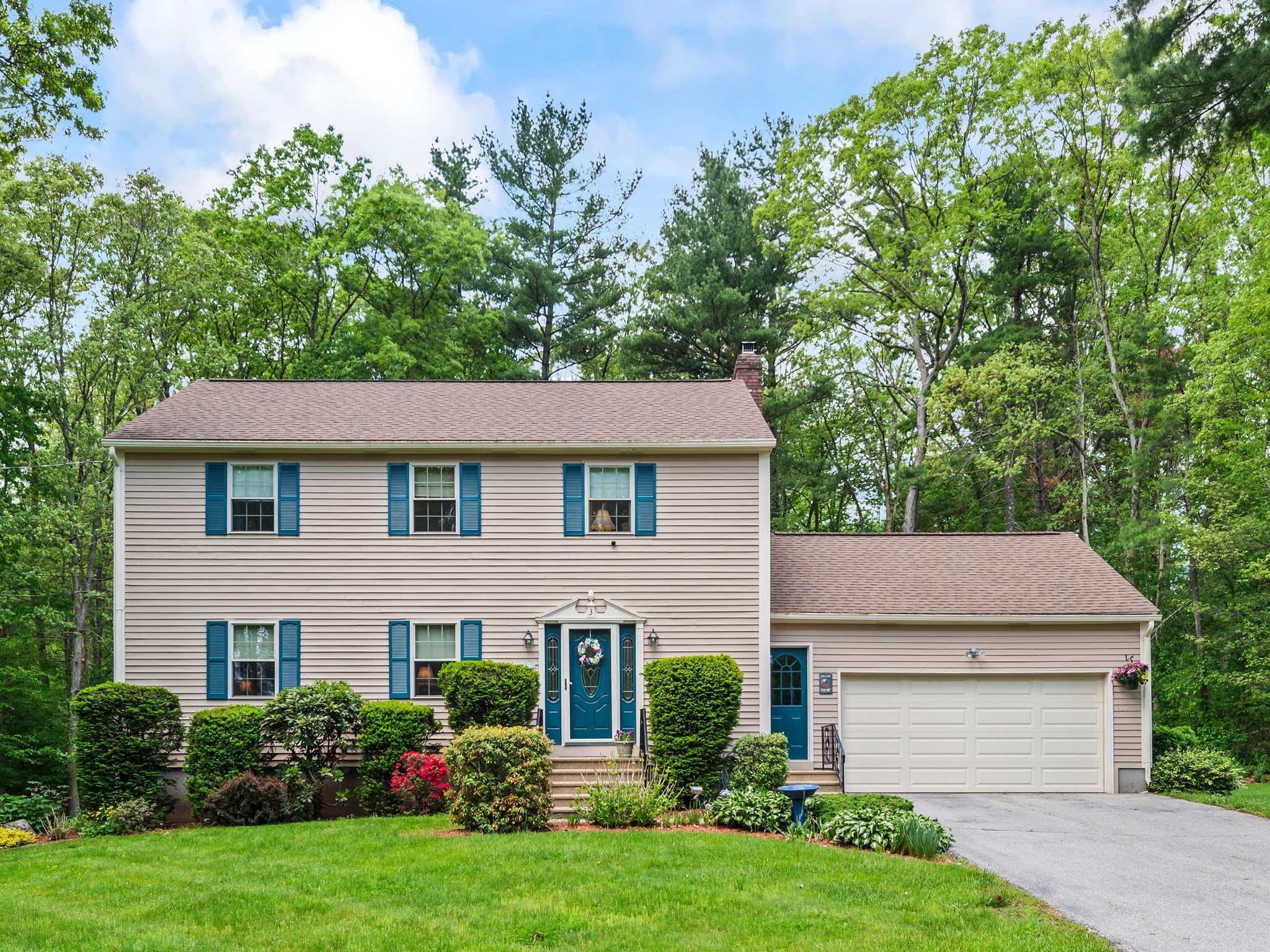 3 Oakwood Dr, Webster, MA 01570